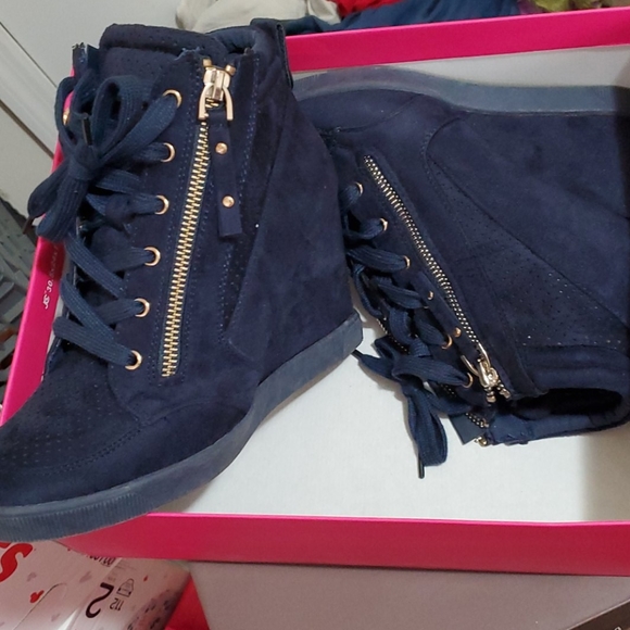 Shoes - Picture 7 of 10